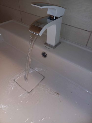 Установлена раковина, подключен смеситель, проверена герметичность соединений, обеспечен стабильный поток воды, выполнена проверка слива, устранены возможные протечки.