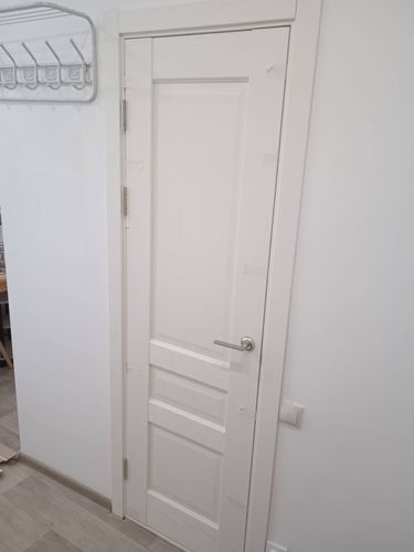 Установлена деревянная створка, закреплены петли, врезана ручка, отрегулированы зазоры, смонтирован наличник, обеспечена плавная работа конструкции, завершена отделка проема.