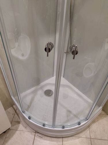 Установка душевой кабины шириной до 90 см