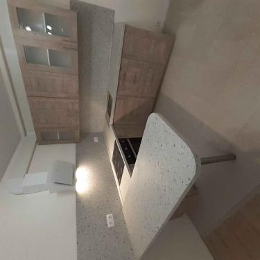 Установлены шкафы, смонтирована столешница из искусственного камня, врезана варочная панель и мойка, подключена вытяжка, закреплены фасады, выполнен монтаж фартука.