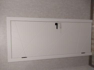 Установлена новая створка, закреплены петли, врезана ручка, отрегулирована коробка, зафиксированы наличники, проверена плавность хода, обеспечена герметичность, завершены отделочные работы.