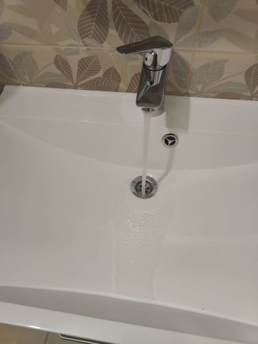 Установлено новое оборудование на раковину, подключены водопроводные трубы, проверена герметичность соединений, отрегулирован напор воды, обеспечена стабильная работа системы.