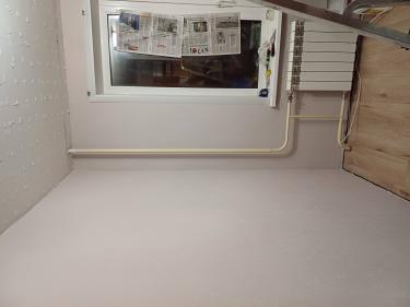 Стены очищены от старого покрытия, поверхность подготовлена для дальнейших работ. Углы и стыки аккуратно обработаны, мусор убран. Комната готова к следующему этапу отделки.