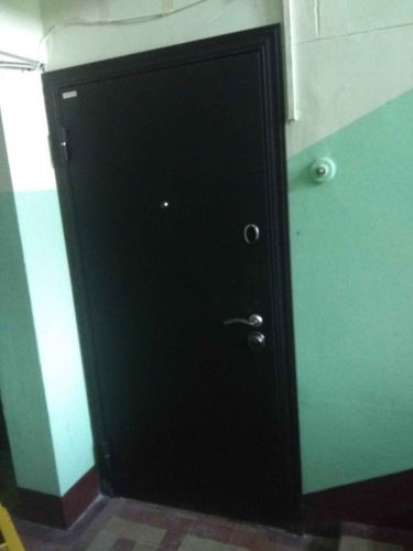 Проведена работа по уменьшению проема: установлена новая дверь, укреплены стены, добавлена отделка, улучшена изоляция, обновлены петли и замок для надежности и эстетики.