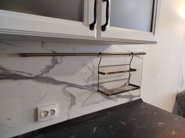 Установлен зеркальный шкаф: закреплён на стене, выровнен по уровню, проверена надёжность креплений, обеспечена безопасность использования, завершены все монтажные работы.