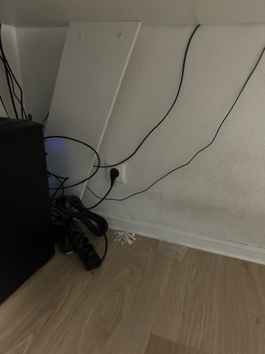 Установлена новая розетка, подключены провода, проверена работоспособность. Устранены неполадки, обеспечена безопасность и надежность соединения. Завершены все необходимые действия.