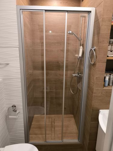 Замена/установка дверцы в душевой кабине