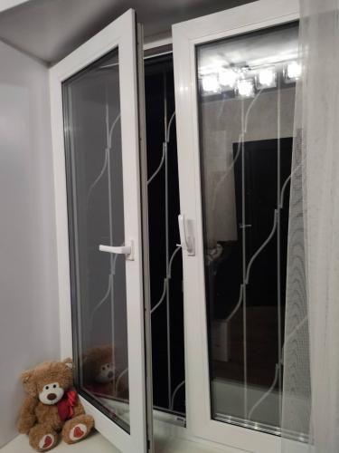 Изображение демонстрирует завершенную замену старого уплотнителя на новом. Обновленный материал обеспечивает герметичность, улучшая теплоизоляцию и защищая от сквозняков.