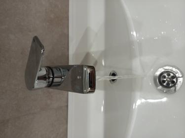 Установлен новый кран, обеспечивающий надежное перекрытие воды. Проверена герметичность соединений, устранены протечки. Восстановлена функциональность системы водоснабжения.