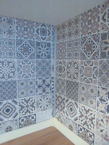 Изготовлены и установлены элементы для кухонного гарнитура, выполнены точные замеры и аккуратная обработка материалов, обеспечена идеальная подгонка и качественная отделка.