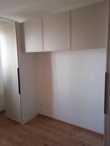 Установлен шкаф на стену, закреплён надёжно, выровнен по уровню. Подобраны крепления, обеспечивающие устойчивость. Завершена работа по монтажу, поверхность чистая, без повреждений.