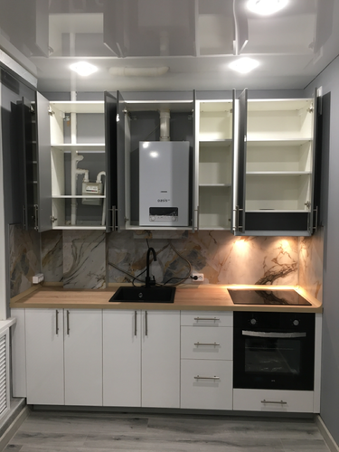 Проведена работа по точному раскрою и установке кухонных фасадов. Обновлены дверцы и ящики, обеспечивая современный и стильный вид. Установлены ручки и петли, все элементы идеально подогнаны.