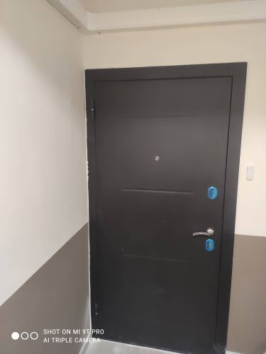 Установлена металлическая дверь: закреплена рама, навешено полотно, врезаны замки, отрегулированы петли, выполнена отделка откосов, проверена герметичность и плавность закрывания.