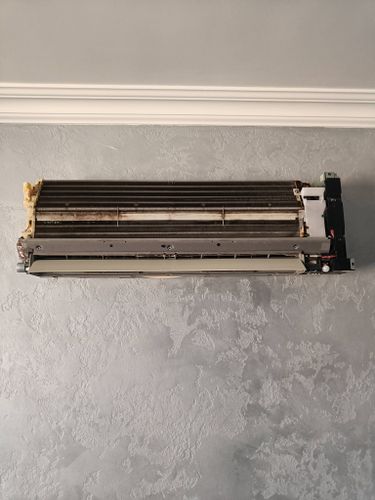 Выполнена очистка внутреннего блока устройства, удалены загрязнения с фильтров, промыты теплообменники, устранена пыль с вентилятора, проверена дренажная система, восстановлена работоспособность.