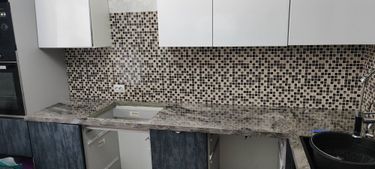 Проведена работа по точному раскрою и подгонке кухонных панелей. Фасады аккуратно установлены, обеспечивая гармоничное сочетание с интерьером и функциональность.