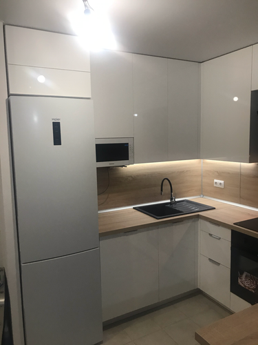 Изготовлены и установлены новые панели для кухни, выполненные с точностью и аккуратностью, обеспечивая идеальное соответствие и современный внешний вид.