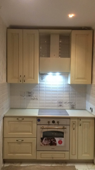 Завершена установка поверхности из искусственного камня на кухне. Проведены замеры, произведен монтаж, обработаны швы, обеспечена точная подгонка и надежная фиксация.