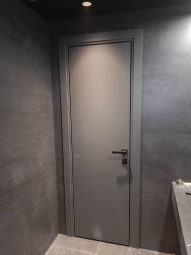 Установлена новая деревянная створка, выполнен монтаж коробки, закреплены петли, врезан замок, отрегулирована фурнитура, обеспечена плавная работа, проверена герметичность, завершена отделка.