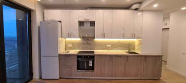 Установлены шкафы, смонтирована столешница, подключены бытовые приборы, закреплены фасады, врезана мойка, проведена подсветка, выполнена отделка фартука, подключены розетки.