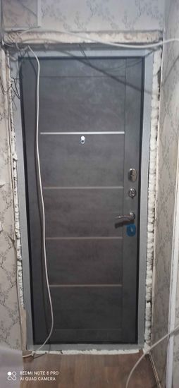 Удаление старой металлической конструкции, аккуратный демонтаж, освобождение проема, подготовка к установке новой двери.