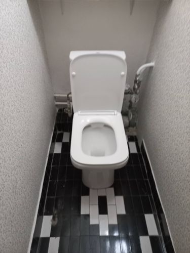 Установлен новый напольный унитаз, выполнено подключение к водопроводу и канализации, проверена герметичность соединений, проведена регулировка бачка, произведена уборка рабочего места.