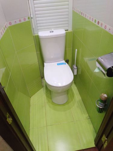 Проведена замена сливного механизма, устранение протечек, установка нового уплотнителя, регулировка бачка, проверка герметичности соединений, очистка от накипи, обновление креплений.