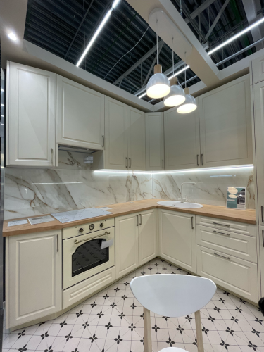 Изображение демонстрирует завершенную установку раковины над стиральной машиной, интегрированной в кухонный гарнитур. Все элементы аккуратно подогнаны, обеспечивая функциональность и эстетичный вид.