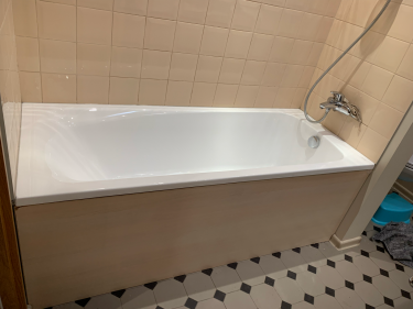 Выполнен монтаж новой угловой ванны, подключены коммуникации, герметизация швов, проверена система слива, установлены смеситель и душевой шланг. Завершена отделка плиткой.