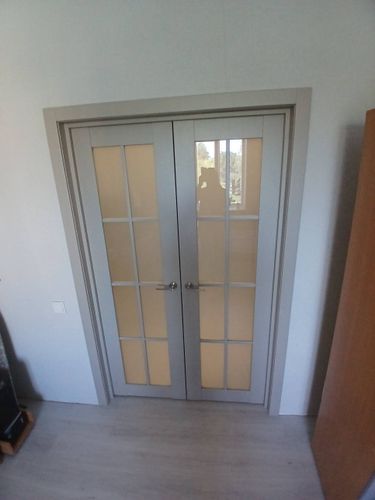 Установлена деревянная конструкция с двумя створками, выполнена подгонка, закреплены петли, врезаны замки, отрегулированы ручки, проверена плавность закрывания, завершена отделка проема.