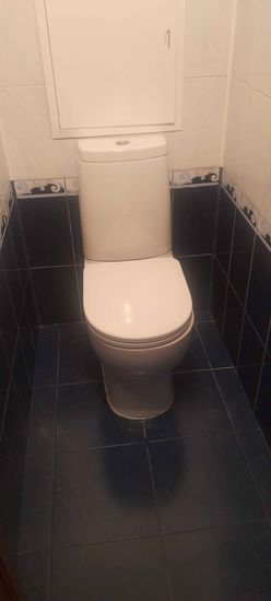 Установлен новый напольный унитаз, проверена герметичность соединений, отрегулирован сливной механизм, проведена очистка поверхности, устранены протечки, заменены крепежные элементы.