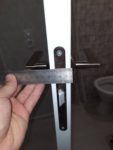 Установлена новая створка, закреплены петли, врезан замок, проверена ровность конструкции. Все элементы подогнаны, обеспечена плавность открывания и закрывания.