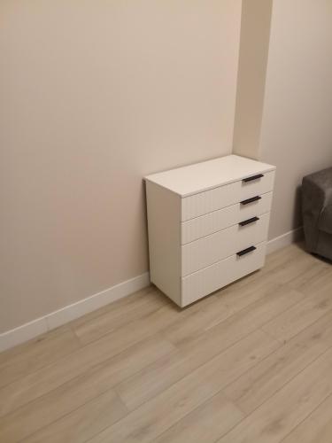 Изображение показывает завершённую установку кронштейна для кабельного лотка. Работа выполнена аккуратно, крепление надёжно закреплено на стене, обеспечивая устойчивость и функциональность.