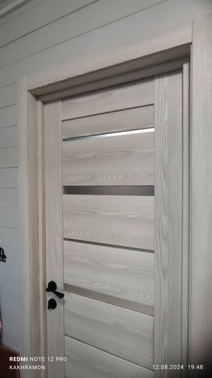 Установлена новая межкомнатная дверь с одной створкой, закреплена коробка, врезаны петли, смонтирована ручка, отрегулировано полотно, обеспечена плавная работа, завершена отделка наличниками.