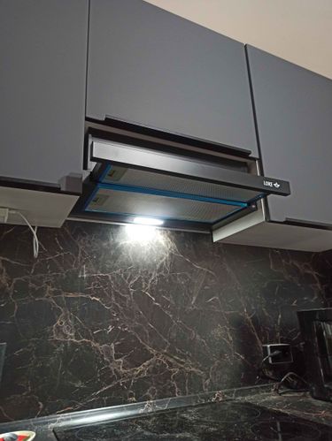 Установлено устройство в кухонный шкаф, подключено к электросети, проверена работа освещения и вентиляции, закреплено надежно, обеспечена функциональность и эстетичность интерьера.