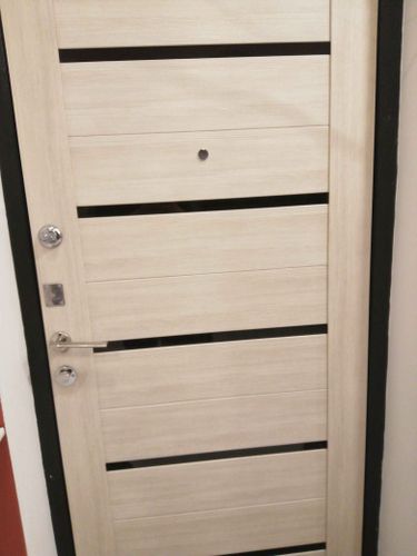 Установлена новая пластиковая дверь, выполнена точная подгонка, закреплены петли, смонтирован замок, проверена функциональность, обеспечена герметичность, завершена отделка проема.