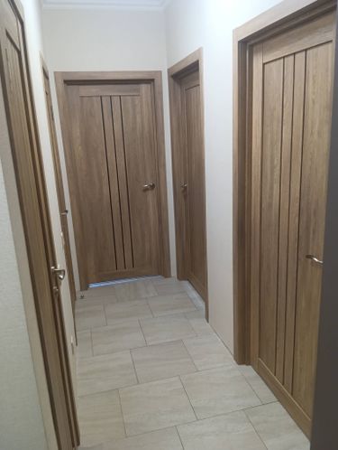 Установлена новая межкомнатная створка, выполнена подгонка, монтаж коробки, навеска петель, закреплена ручка, обеспечена плавная работа, завершена отделка проема.