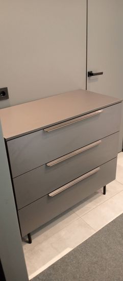 Собран новый предмет мебели: установлены ящики, прикреплены ручки, закреплены ножки, проверена устойчивость конструкции, выровнена поверхность, обеспечена функциональность.