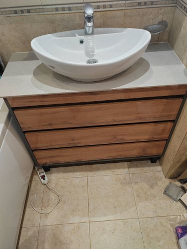 Установлен новый кран на раковину, подключены водопроводные трубы, проверена герметичность соединений, обеспечена надежная фиксация, проведена очистка рабочей зоны.