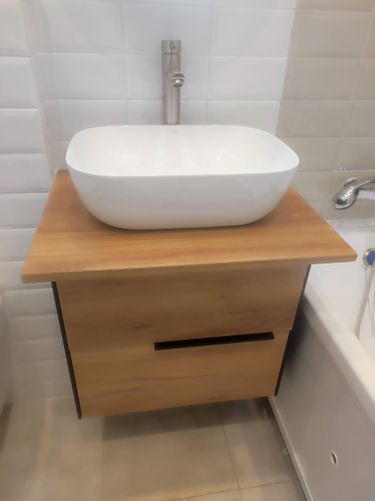 Выполнена замена кранбуксы в смесителе. Демонтирован старый элемент, установлен новый механизм, обеспечивающий надежное функционирование. Проверена герметичность соединений, устранены протечки.