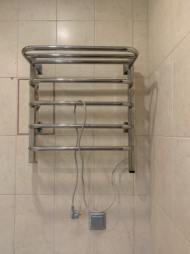 Устройство закреплено на стене, подключено к электросети, проверена работоспособность, проведена изоляция проводов, установлена розетка, выполнено тестирование нагрева.