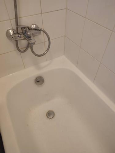 Обновлены стыки между ванной и плиткой, нанесен свежий слой герметика, обеспечивающий защиту от протечек и плесени. Поверхность очищена, швы выглядят аккуратно и надежно.