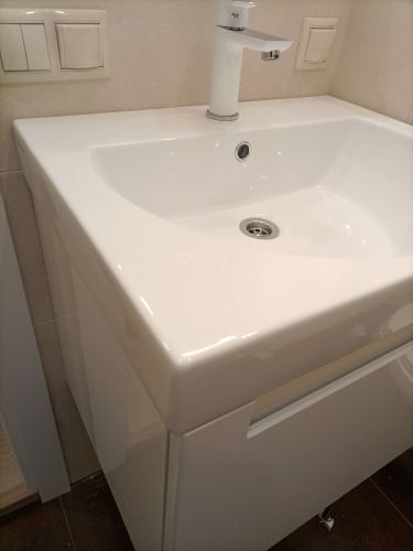 Установлена новая раковина, подключен смеситель, выполнен монтаж сливной системы, герметизация швов, проверена герметичность соединений, обеспечена функциональность водоснабжения.