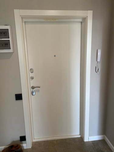 Установлена складная конструкция, закреплены направляющие, произведена регулировка элементов, обеспечена плавность движения, проверена фиксация, завершены отделочные работы.