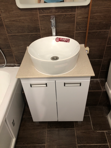 Установлено новое электроразъемное устройство с подведением проводки в ванной комнате. Проведены работы по подключению к сети, обеспечена надежная фиксация и безопасность использования.