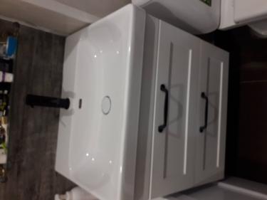 Установлен новый кран на кухонной раковине, подключены водопроводные трубы, проверена герметичность соединений, проведена настройка напора воды.