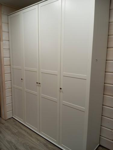 Собрано изделие с дверцами, установлены ручки, закреплены петли, выровнены панели, проверена устойчивость, отрегулированы зазоры, завершена сборка, обеспечена функциональность.