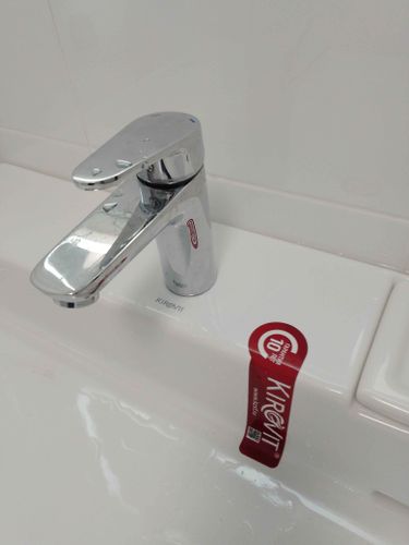 Установлено новое оборудование на раковину, обеспечено подключение к водопроводу. Проверена герметичность соединений, выполнена регулировка для оптимального функционирования.