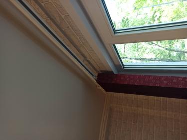 Закреплен карниз на потолке, обеспечивая надежную фиксацию для штор. Установлены крепления, выровнены элементы, проверена устойчивость конструкции. Работа завершена аккуратно и качественно.