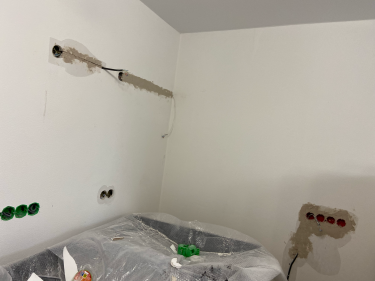 Проведена работа: перемещены электрические точки, проложены новые провода, заштукатурены стены, установлены подрозетники. Обеспечено аккуратное выполнение и надежность подключения.