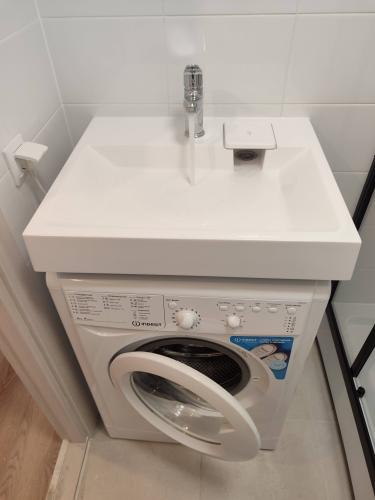 Установка отдельностоящей стиральной машины с подключением